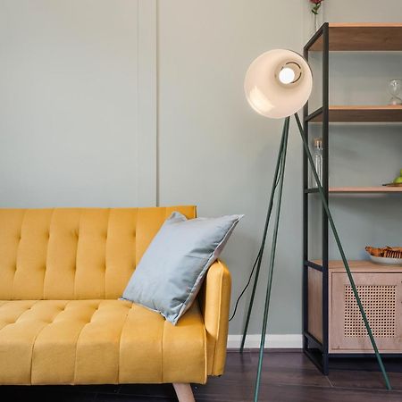 Chic 2 Bedroom Apartment Near Liverpool Street By Gold Stays London Exterior photo