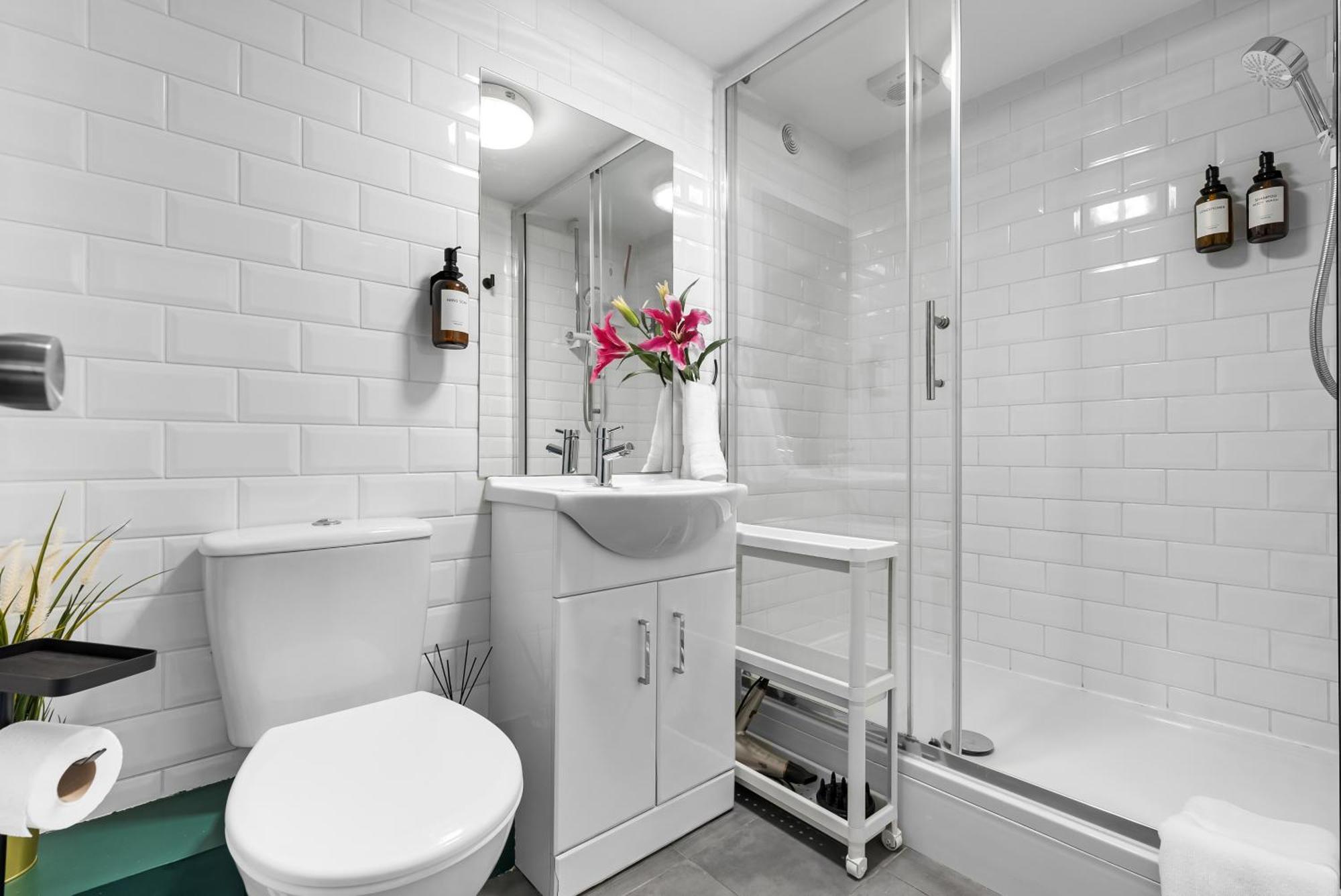 Chic 2 Bedroom Apartment Near Liverpool Street By Gold Stays London Exterior photo
