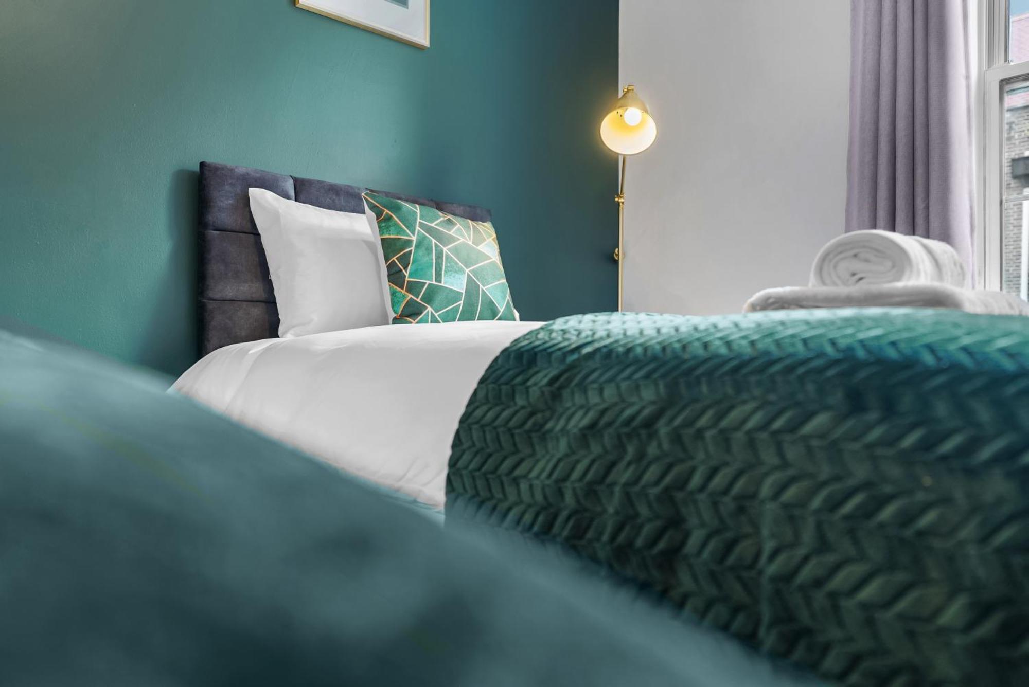 Chic 2 Bedroom Apartment Near Liverpool Street By Gold Stays London Exterior photo